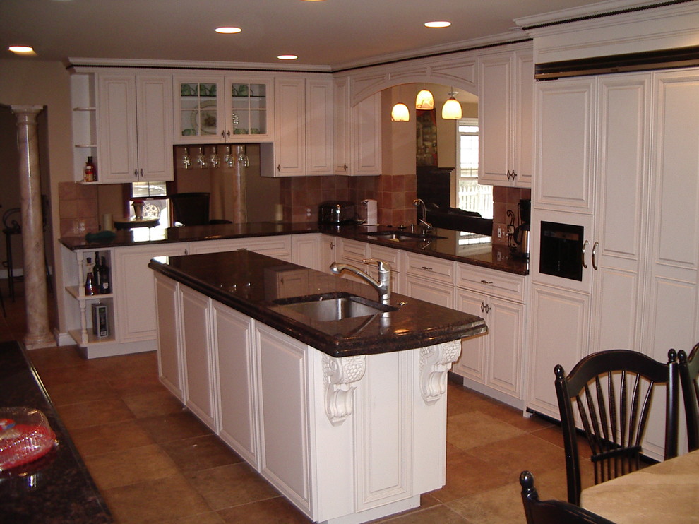 Example of a tuscan kitchen design in Detroit