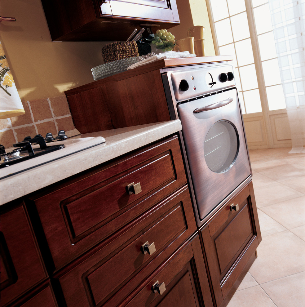 Cette image montre une cuisine traditionnelle avec machine à laver.