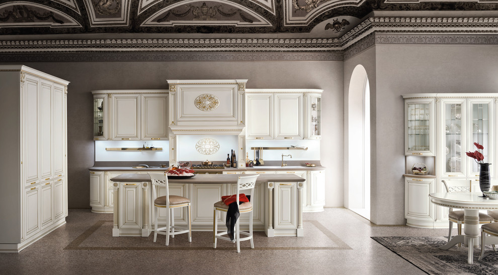 Diseño de cocina clásica de tamaño medio con fregadero bajoencimera, armarios con paneles con relieve, puertas de armario blancas, salpicadero blanco y una isla