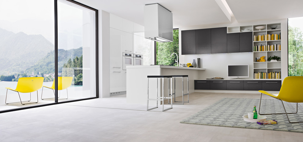 Esempio di una cucina minimal di medie dimensioni con lavello sottopiano, ante lisce, ante bianche e elettrodomestici in acciaio inossidabile