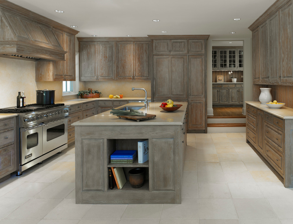 Foto de cocina rural con fregadero bajoencimera, armarios con paneles con relieve y electrodomésticos de acero inoxidable