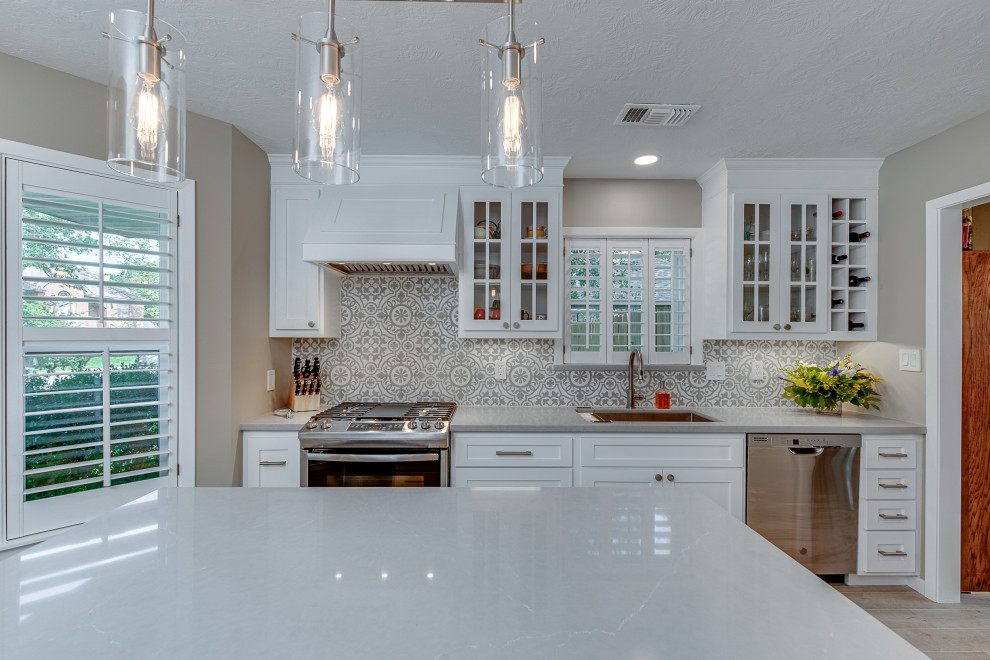 Klassische Küche mit Küchenrückwand in Grau, Rückwand aus Zementfliesen, Küchengeräten aus Edelstahl, hellem Holzboden und grauer Arbeitsplatte in Austin