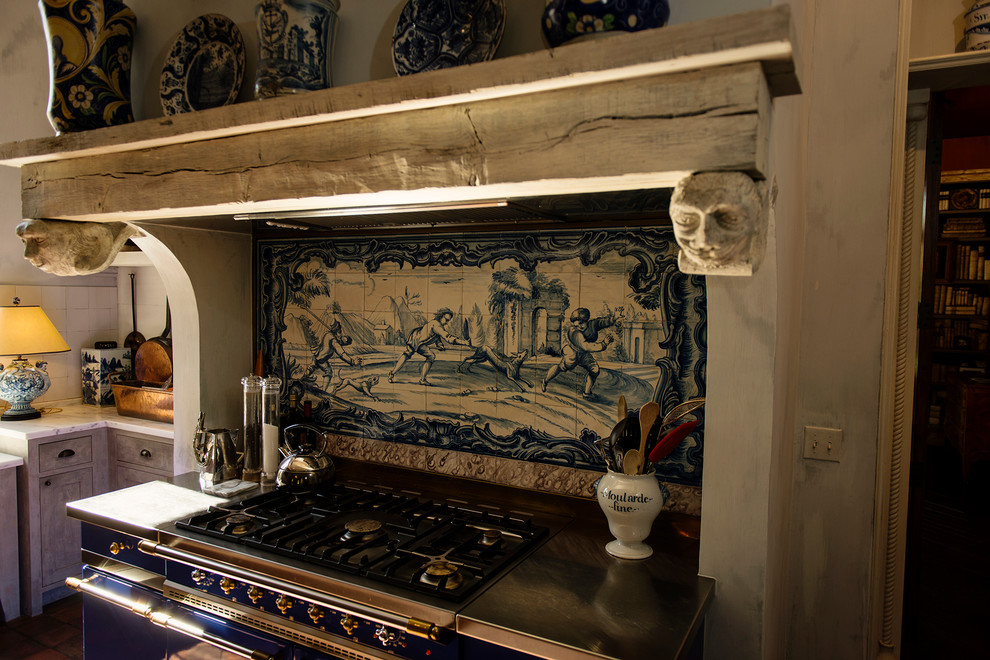Esempio di una grande cucina mediterranea chiusa con ante con riquadro incassato, ante con finitura invecchiata, top in marmo, paraspruzzi bianco, paraspruzzi con piastrelle in ceramica, elettrodomestici colorati e pavimento in terracotta