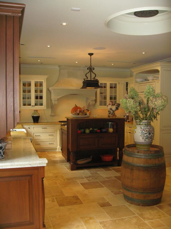 Idéer för att renovera ett medelhavsstil kök, med en rustik diskho, luckor med upphöjd panel, skåp i slitet trä, marmorbänkskiva, beige stänkskydd och integrerade vitvaror