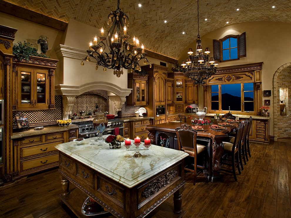Exempel på ett mycket stort medelhavsstil kök, med en rustik diskho, luckor med infälld panel, skåp i mellenmörkt trä, granitbänkskiva, beige stänkskydd, stänkskydd i mosaik, rostfria vitvaror, mellanmörkt trägolv och flera köksöar