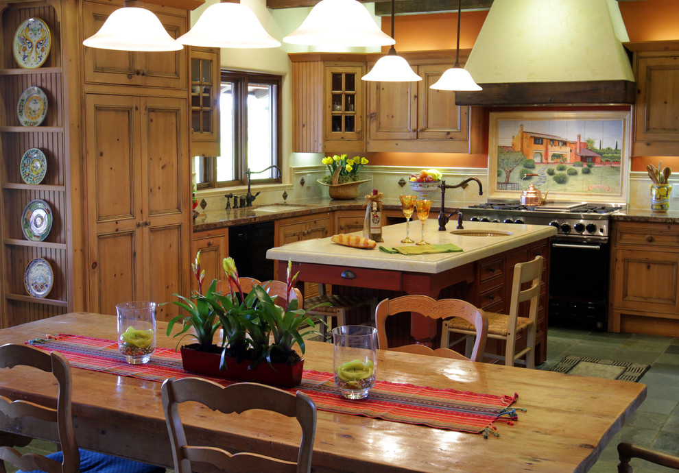 Idéer för att renovera ett stort medelhavsstil kök, med en undermonterad diskho, luckor med infälld panel, skåp i mellenmörkt trä, granitbänkskiva, beige stänkskydd, stänkskydd i stenkakel, rostfria vitvaror, skiffergolv och en köksö