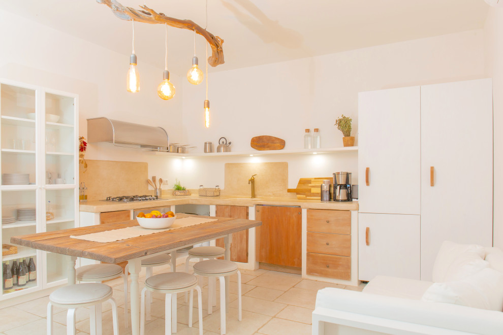 Foto på ett stort medelhavsstil beige kök, med släta luckor, beige stänkskydd, klinkergolv i keramik, beiget golv, en undermonterad diskho, skåp i mellenmörkt trä och integrerade vitvaror