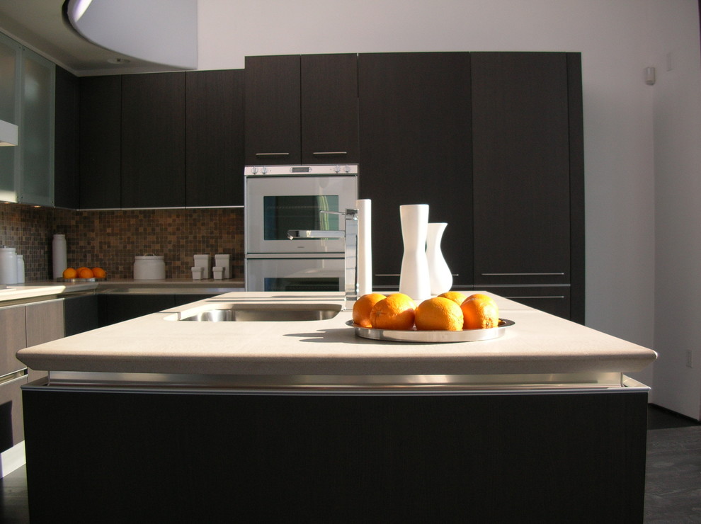 Foto de cocina contemporánea con encimera de cuarzo compacto y una isla