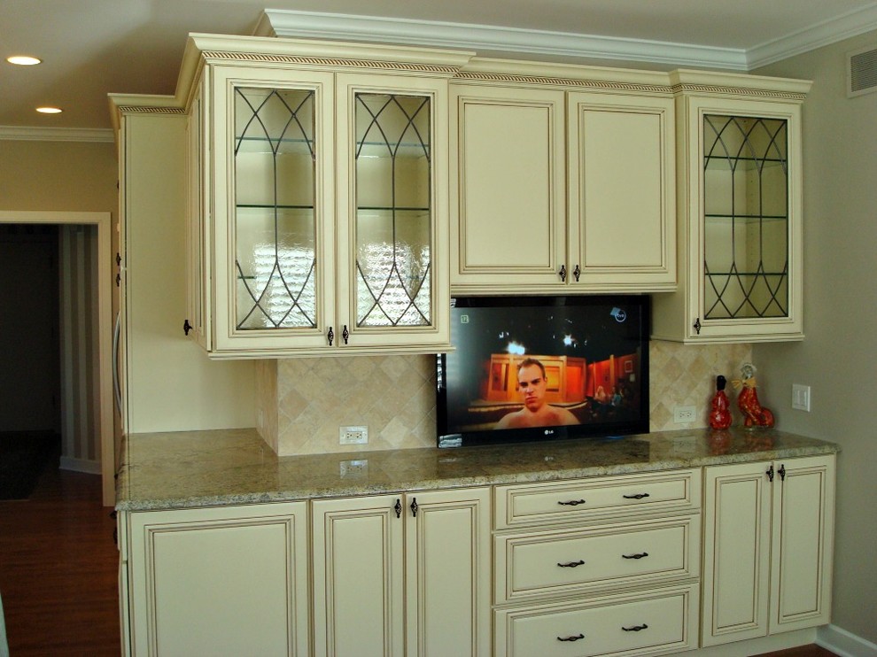 Exempel på ett stort modernt kök, med luckor med upphöjd panel och en köksö