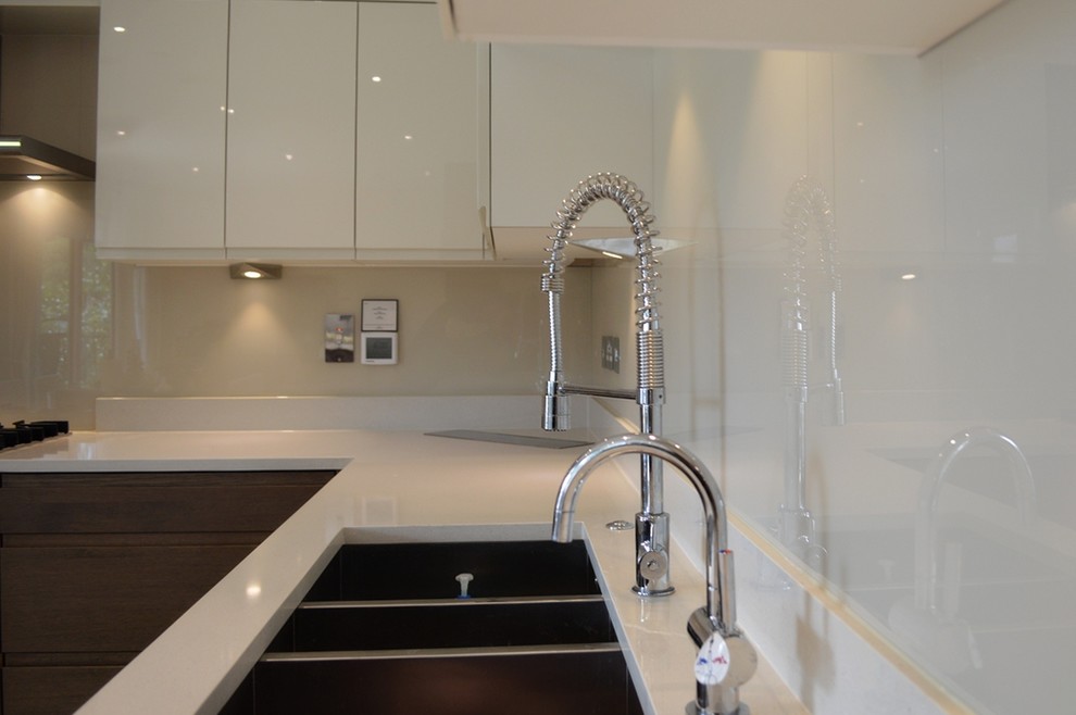 "IVORY PALACE" DULUX colour glass kitchen splashback Modern Kitchen