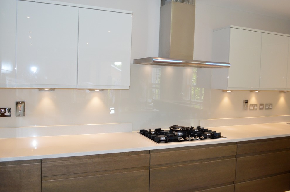 "IVORY PALACE" DULUX colour glass kitchen splashback Modern Kitchen Hertfordshire by