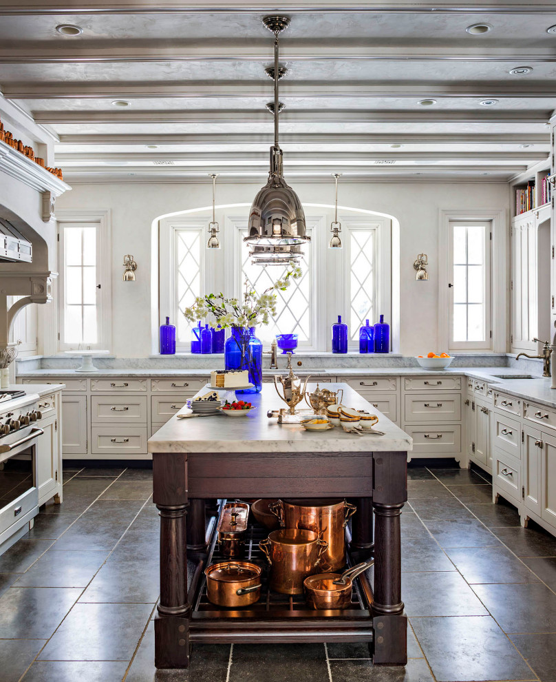 Exempel på ett mycket stort klassiskt grå grått kök, med en rustik diskho, luckor med infälld panel, granitbänkskiva, grått stänkskydd, rostfria vitvaror och en köksö