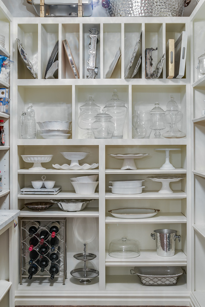 Example of a kitchen pantry design in Oklahoma City