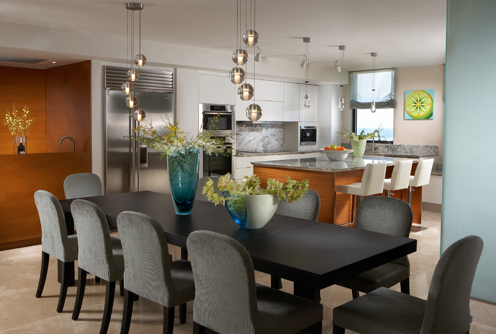 Exempel på ett stort modernt kök, med en undermonterad diskho, släta luckor, vita skåp, marmorbänkskiva, flerfärgad stänkskydd, stänkskydd i marmor, rostfria vitvaror, marmorgolv, en köksö och flerfärgat golv