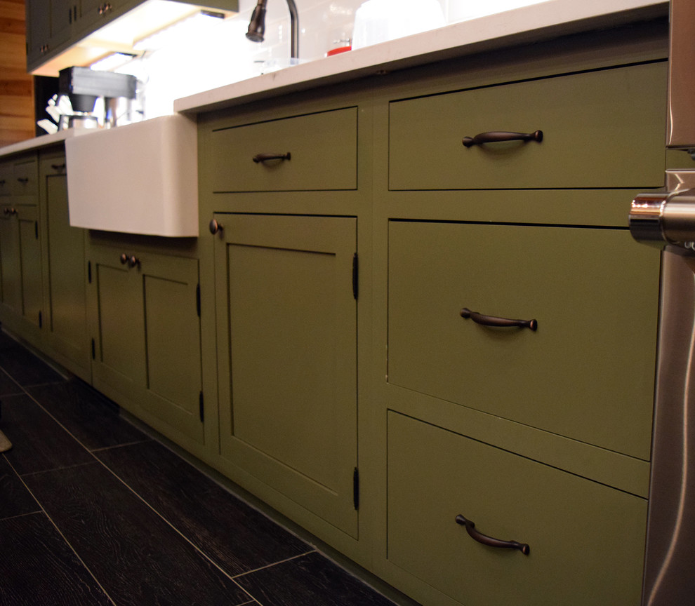 Idéer för ett mellanstort rustikt kök, med en rustik diskho, luckor med profilerade fronter, gröna skåp, vitt stänkskydd, rostfria vitvaror, klinkergolv i porslin, en köksö, marmorbänkskiva och stänkskydd i tunnelbanekakel