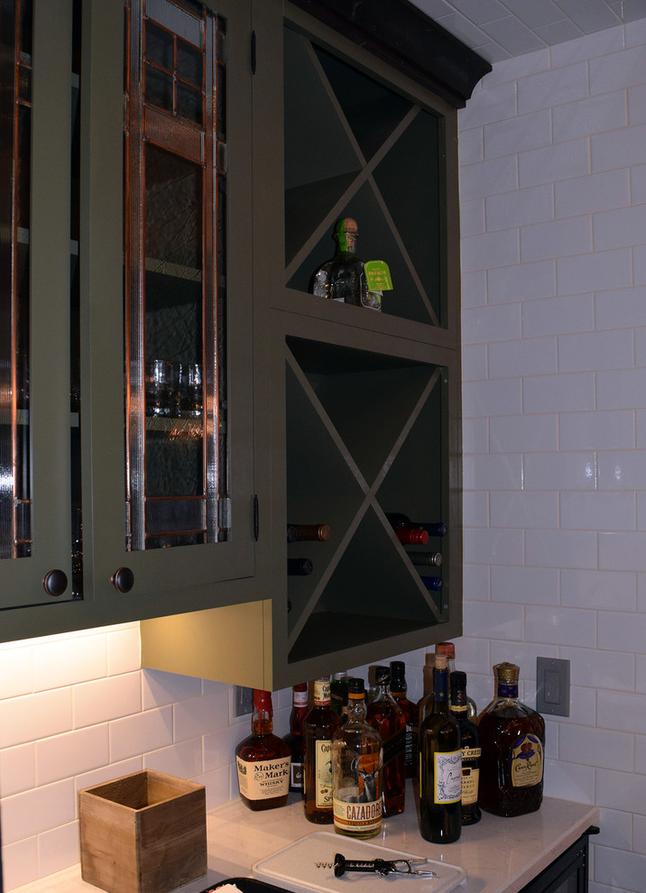 Foto på ett mellanstort rustikt kök, med en rustik diskho, luckor med profilerade fronter, gröna skåp, vitt stänkskydd, rostfria vitvaror, klinkergolv i porslin, en köksö, marmorbänkskiva och stänkskydd i tunnelbanekakel