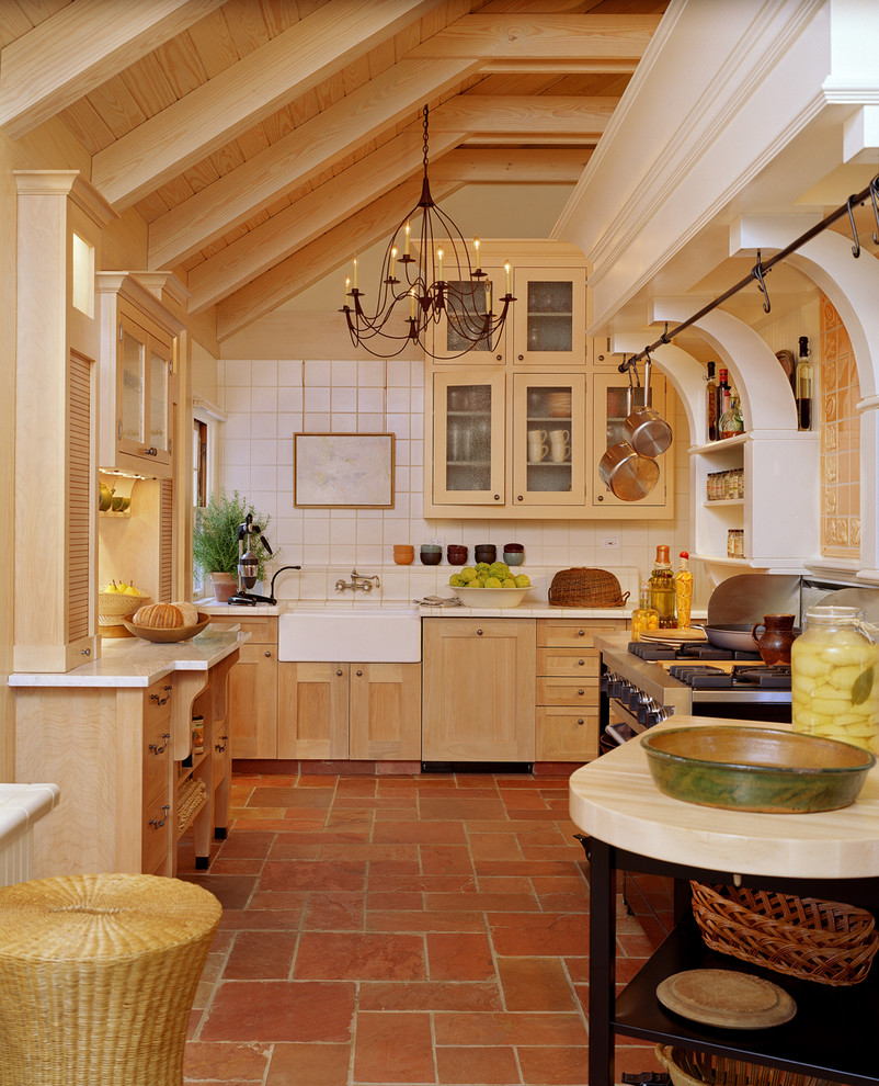 Exempel på ett lantligt vit vitt u-kök, med en rustik diskho, skåp i shakerstil, skåp i ljust trä, vitt stänkskydd och brunt golv
