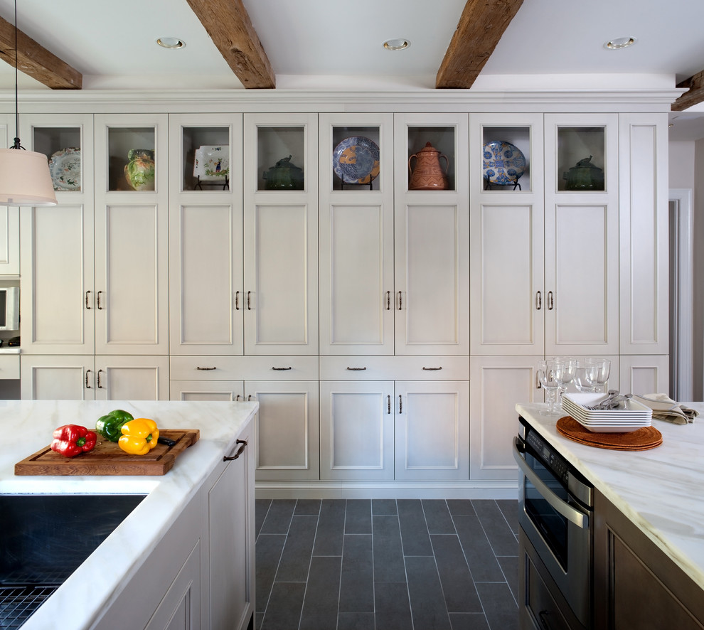 Foto de cocina clásica con armarios con paneles empotrados, puertas de armario blancas y electrodomésticos de acero inoxidable