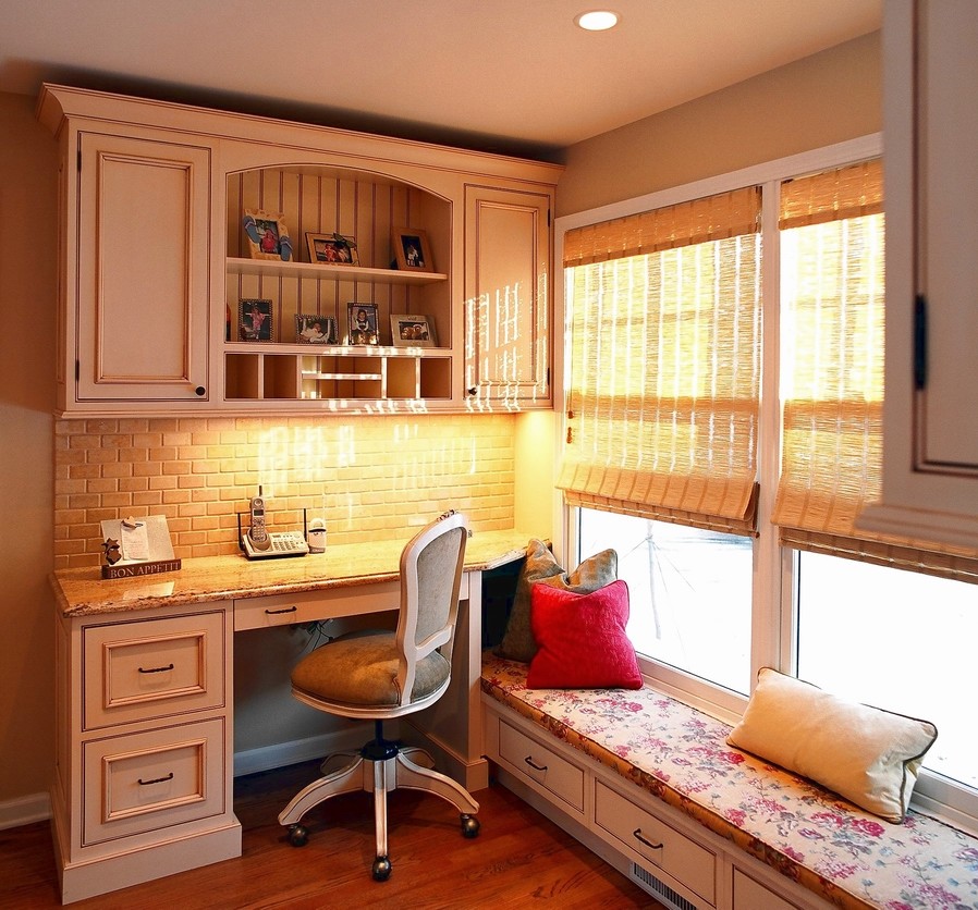 Kitchen - traditional kitchen idea in Chicago