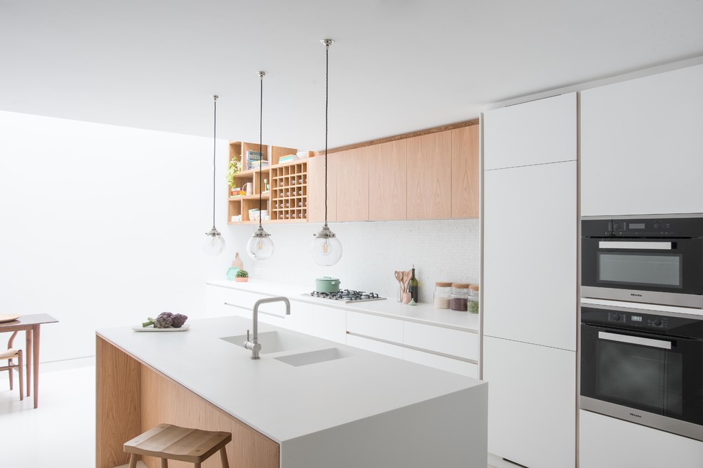 Cette image montre une cuisine minimaliste avec îlot.
