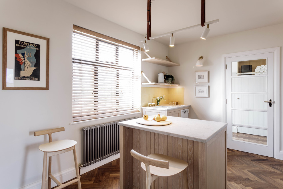 Idéer för minimalistiska kök, med en integrerad diskho, marmorbänkskiva och en köksö