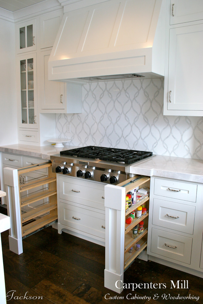 Idéer för ett klassiskt kök, med en köksö, skåp i shakerstil, vita skåp, marmorbänkskiva, vitt stänkskydd, stänkskydd i mosaik, rostfria vitvaror, en rustik diskho och mörkt trägolv