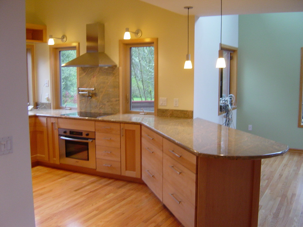 Example of a classic kitchen design in Portland