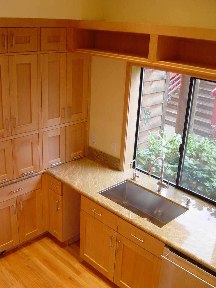 Example of a classic kitchen design in Portland