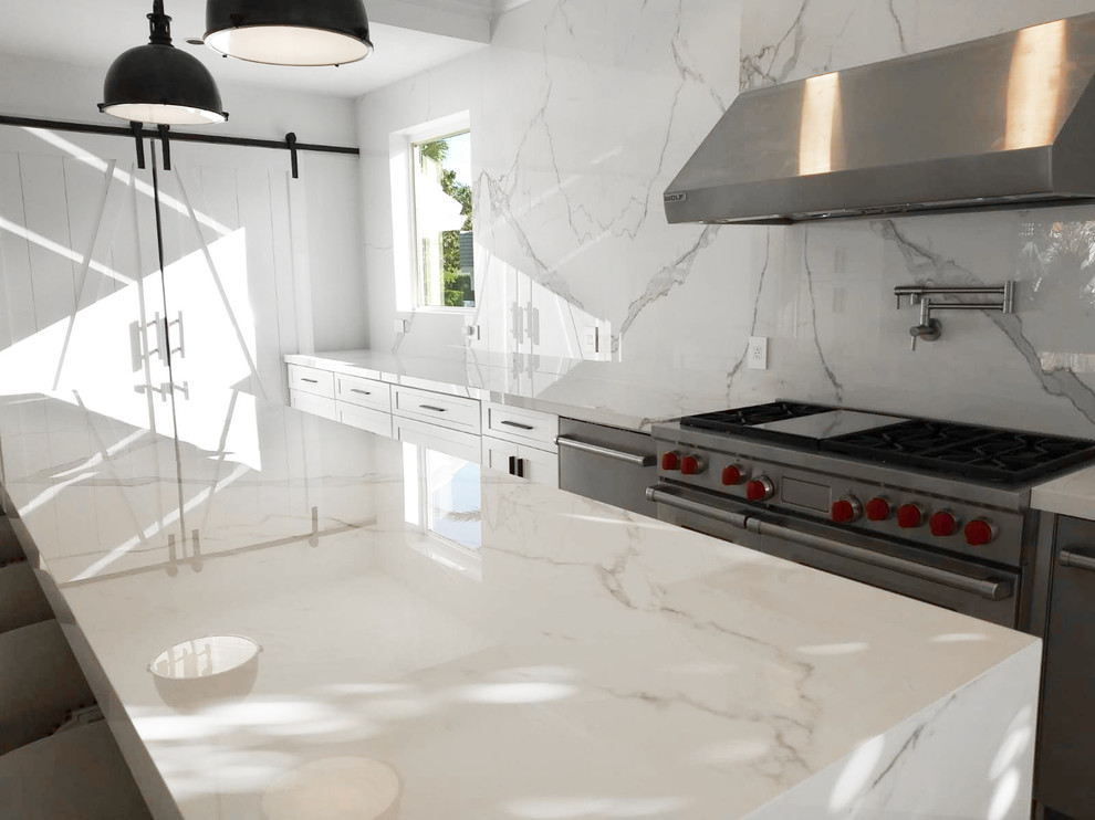 Modelo de cocina minimalista grande con encimera de azulejos, salpicadero blanco, salpicadero de azulejos de porcelana, una isla y encimeras blancas