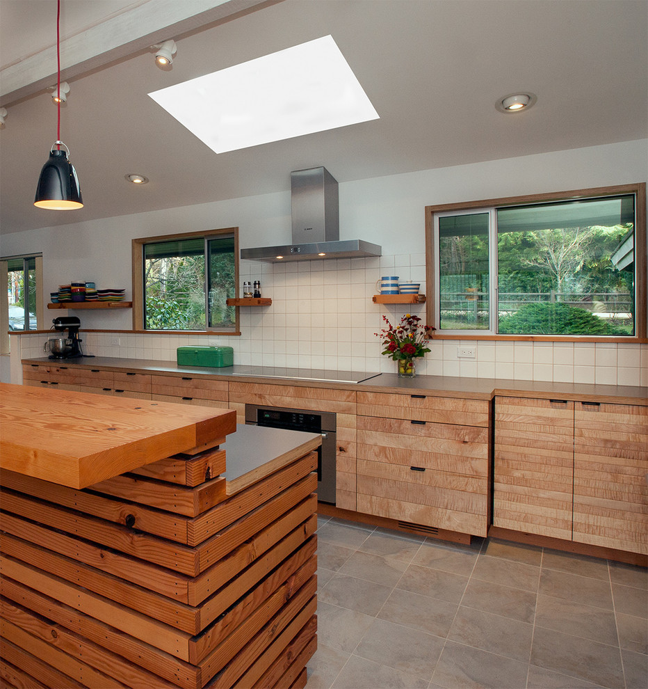Esempio di una cucina design di medie dimensioni con top in laminato, paraspruzzi bianco, paraspruzzi con piastrelle in ceramica, elettrodomestici in acciaio inossidabile e pavimento in ardesia