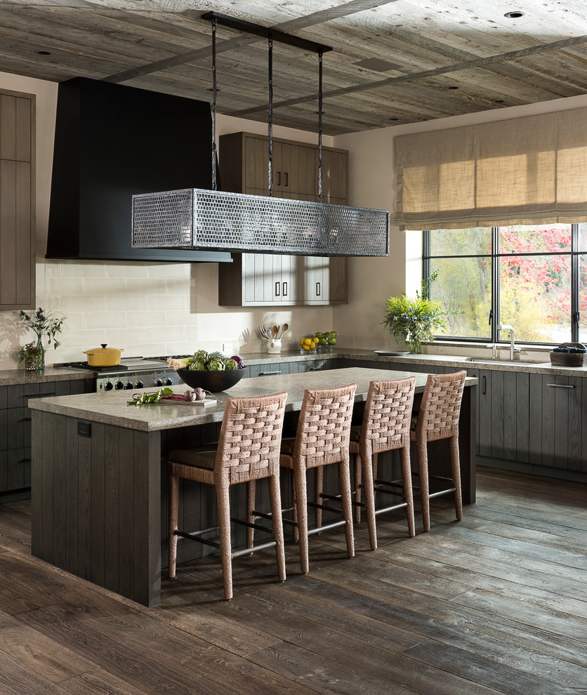 Urige Küche mit flächenbündigen Schrankfronten, grauen Schränken, Küchengeräten aus Edelstahl, dunklem Holzboden und Kücheninsel in Sacramento