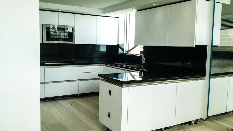 Große Moderne Küche in U-Form mit flächenbündigen Schrankfronten, weißen Schränken und Marmor-Arbeitsplatte in Miami