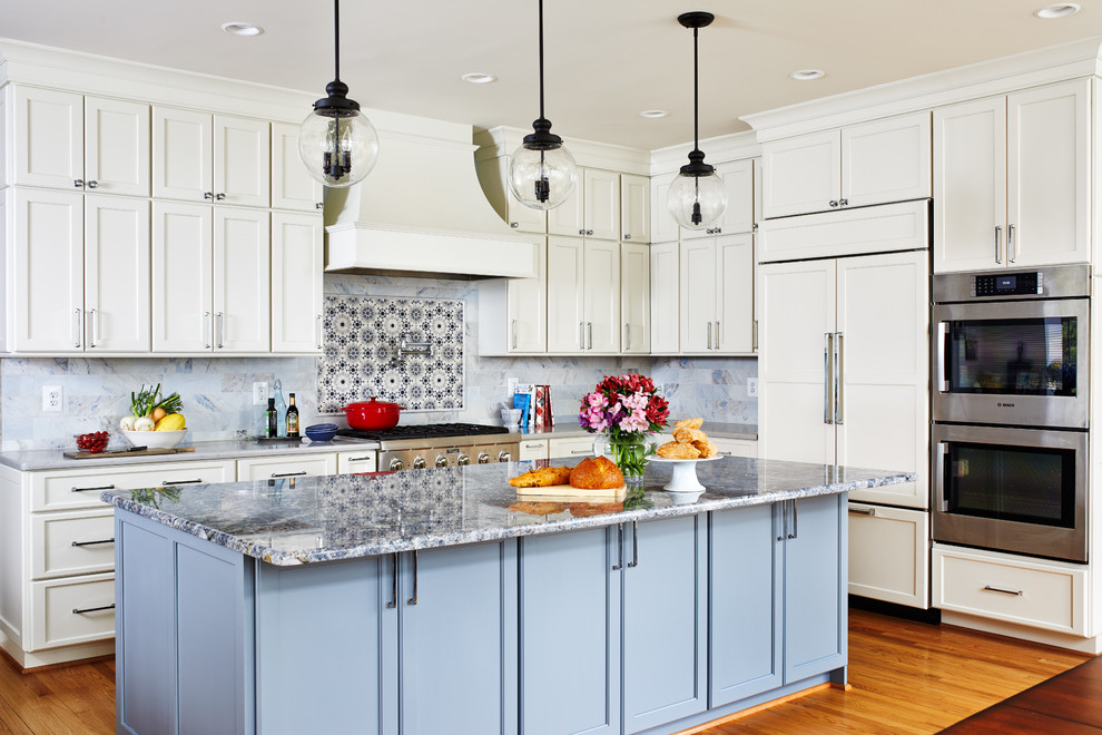 Example of a large transitional l-shaped medium tone wood floor and brown floor eat-in kitchen design in Chicago with an undermount sink, shaker cabinets, white cabinets, quartz countertops, blue backsplash, stone tile backsplash, stainless steel appliances, an island and gray countertops