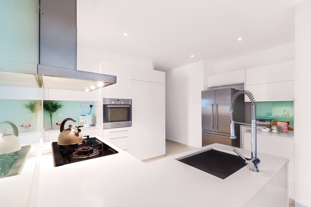 Mittelgroße Moderne Wohnküche ohne Insel in L-Form mit Unterbauwaschbecken und Küchengeräten aus Edelstahl in Singapur