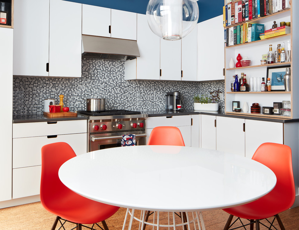 Exempel på ett modernt kök och matrum, med en undermonterad diskho, släta luckor, vita skåp, bänkskiva i kvarts, grått stänkskydd, stänkskydd i porslinskakel, rostfria vitvaror och korkgolv
