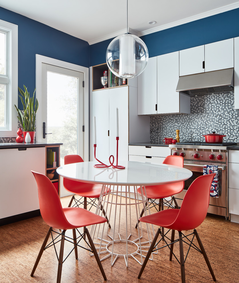 Exempel på ett modernt kök, med släta luckor, vita skåp, flerfärgad stänkskydd, stänkskydd i mosaik, rostfria vitvaror, korkgolv och brunt golv