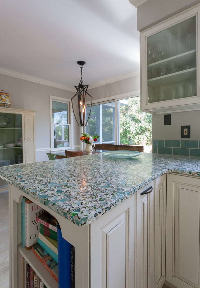 Idéer för att renovera ett mellanstort funkis kök, med luckor med glaspanel, vita skåp, bänkskiva i återvunnet glas, blått stänkskydd och stänkskydd i keramik
