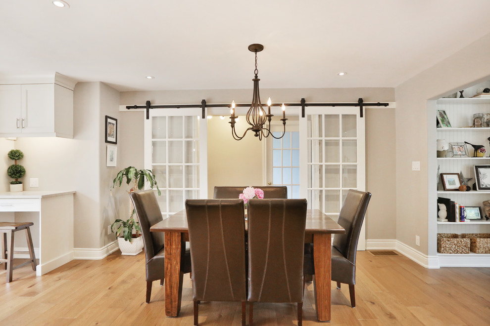 Immagine di una sala da pranzo aperta verso la cucina classica di medie dimensioni con pavimento in legno massello medio
