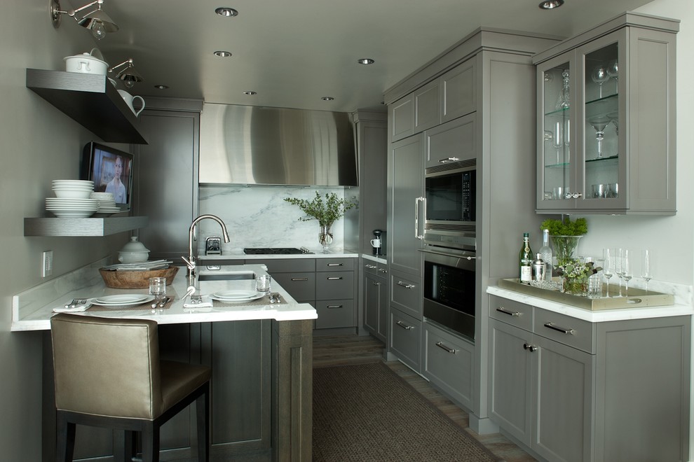 Moderne Küchenbar mit Schrankfronten im Shaker-Stil, grauen Schränken, Elektrogeräten mit Frontblende, Küchenrückwand in Weiß und Rückwand aus Stein in Chicago