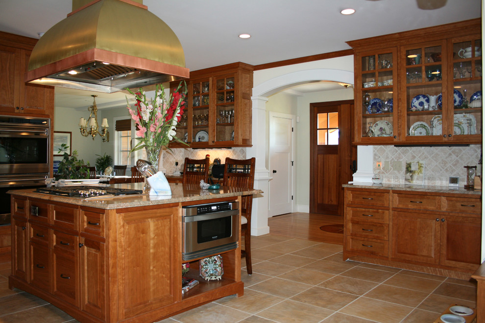 Bild på ett stort vintage kök, med en undermonterad diskho, skåp i mellenmörkt trä, granitbänkskiva, rostfria vitvaror, klinkergolv i keramik och en köksö