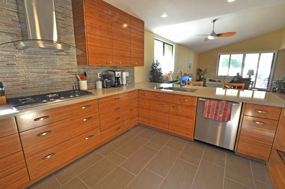 Exempel på ett mellanstort modernt kök, med en undermonterad diskho, släta luckor, bruna skåp, bänkskiva i kvarts, flerfärgad stänkskydd, stänkskydd i glaskakel, rostfria vitvaror, klinkergolv i porslin och en halv köksö