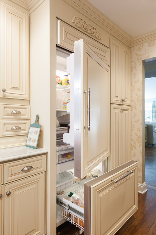 Diseño de cocina clásica con armarios con paneles con relieve y puertas de armario de madera clara