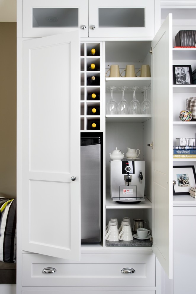 Kitchen - traditional kitchen idea in Toronto