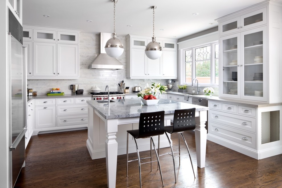 Klassische Küche in U-Form mit Unterbauwaschbecken, Schrankfronten im Shaker-Stil, weißen Schränken, Küchenrückwand in Weiß, Rückwand aus Marmor, Küchengeräten aus Edelstahl, dunklem Holzboden, Kücheninsel und braunem Boden in Toronto