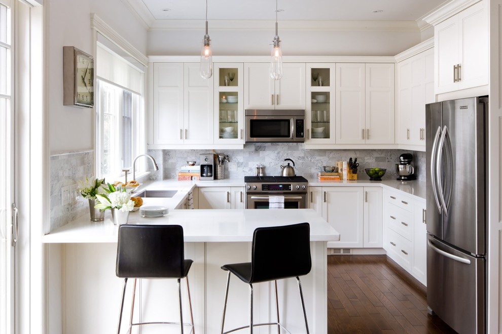 Klassische Küche in U-Form mit Unterbauwaschbecken, Schrankfronten im Shaker-Stil, weißen Schränken, Küchenrückwand in Grau und Küchengeräten aus Edelstahl in Toronto