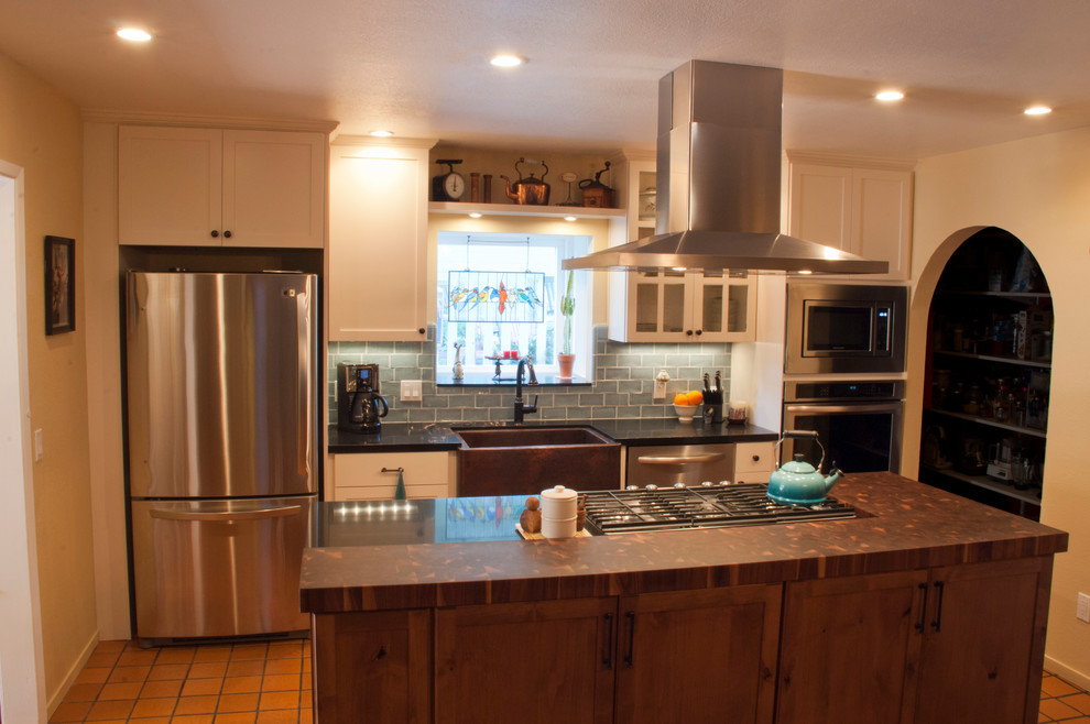 Foto de cocina comedor lineal actual con armarios estilo shaker, puertas de armario blancas y una isla