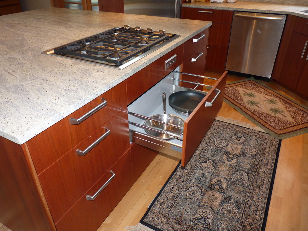 Idee per una cucina design con lavello sottopiano, ante lisce, ante in legno scuro, top in granito e elettrodomestici in acciaio inossidabile