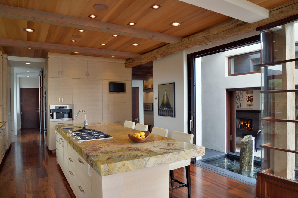 サンディエゴにある高級なアジアンスタイルのおしゃれなキッチン (フラットパネル扉のキャビネット、淡色木目調キャビネット、パネルと同色の調理設備) の写真