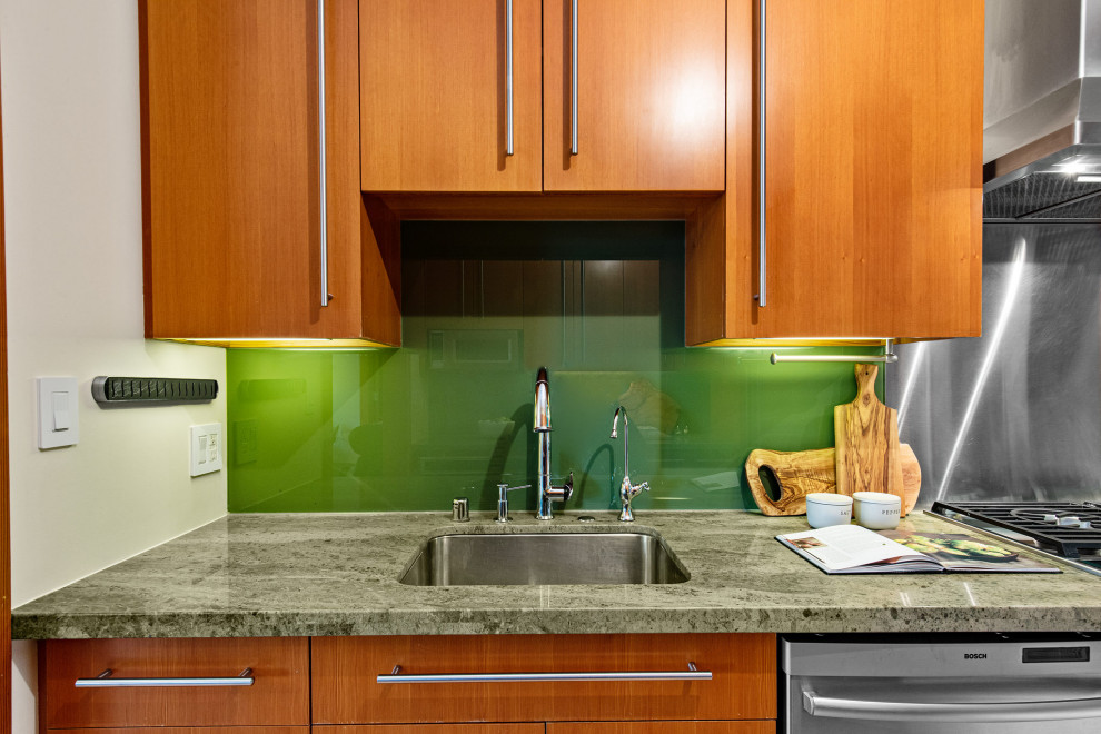 サンフランシスコにある高級な小さなアジアンスタイルのおしゃれなキッチン (アンダーカウンターシンク、フラットパネル扉のキャビネット、中間色木目調キャビネット、大理石カウンター、緑のキッチンパネル、ガラス板のキッチンパネル、シルバーの調理設備、淡色無垢フローリング、アイランドなし、茶色い床、緑のキッチンカウンター) の写真