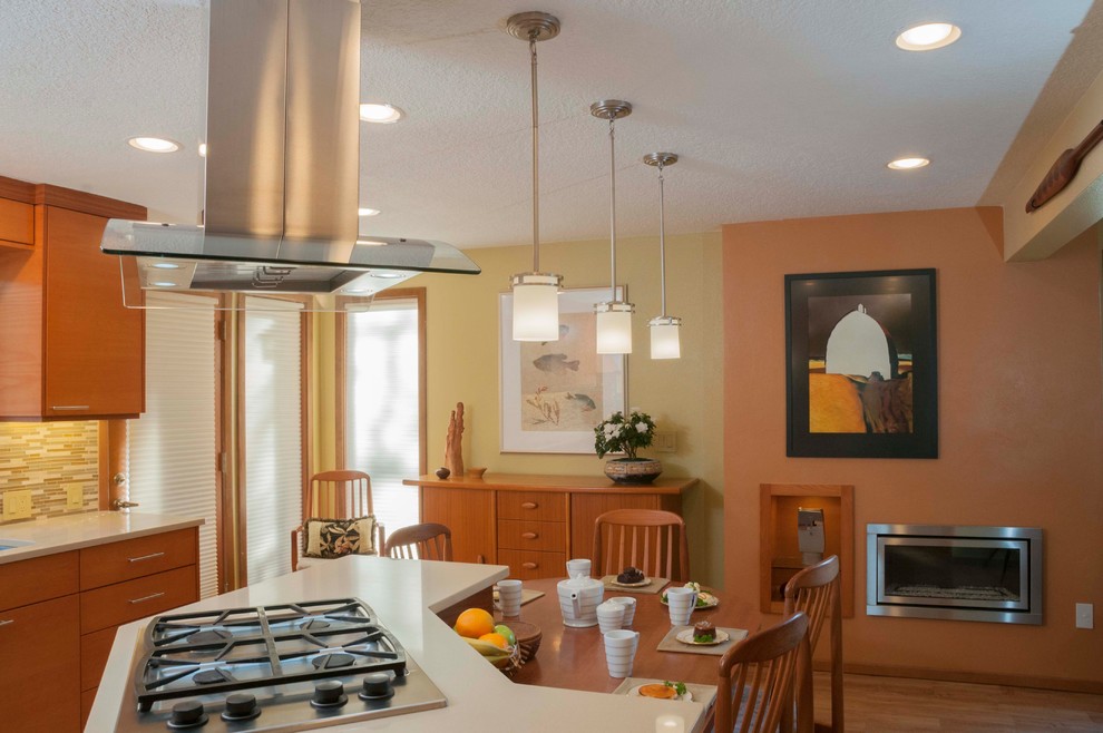 Bild på ett litet orientaliskt kök, med en undermonterad diskho, släta luckor, skåp i mellenmörkt trä, bänkskiva i kvarts, beige stänkskydd, stänkskydd i glaskakel, rostfria vitvaror och en köksö